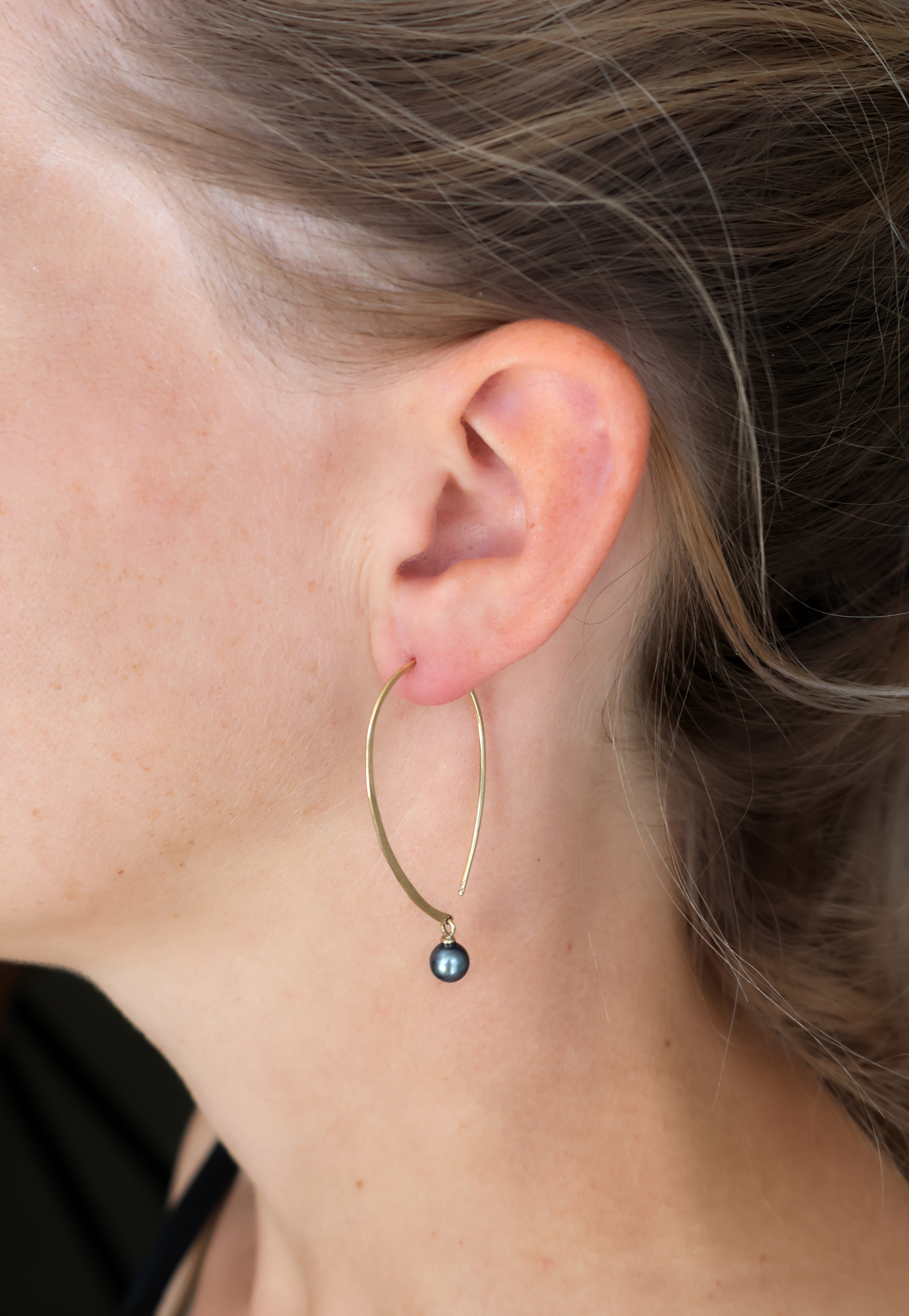 Oorbellen met zwarte kleine parels