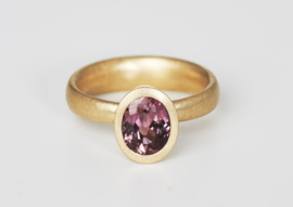 Royal ring met roze/paarse saffier