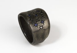 Zwart zilveren ring dripping art met sterren