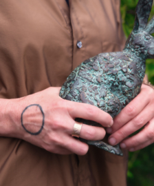 Roodgouden ring met hamerslag bewerking