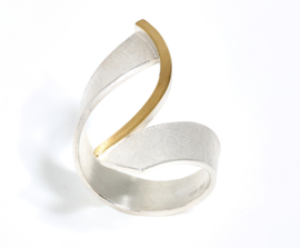 Manu Schmuck ring met gouden boog