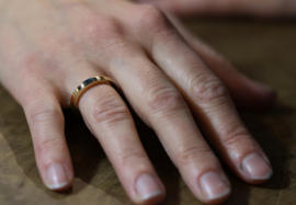 Goldring mit blauen baguette Diamant