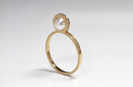 Gouden ring met parel en diamant
