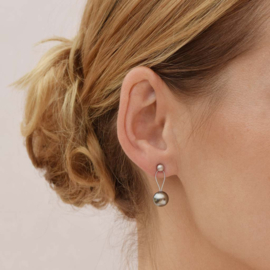 Eva Strepp vergulde oorbellen met Thaiti Parel