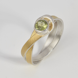 Manu Schmuck ring met groene peridot steen