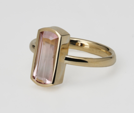 Geel gouden ring met roze toermalijn