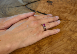 Witgouden solitaire ring met roze saffier