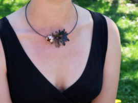Deco Echo zilveren collier met zwarte bloemen
