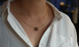 Dripping art hanger met parel