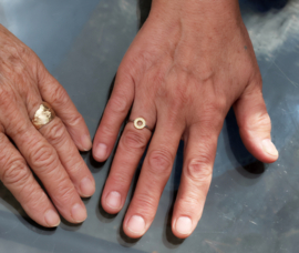 PUR ring platina met gouden rondje