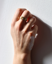 Ring aus Baumrinde mit ovales Diamant