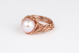 Medusa roodgouwen ring met roze parel