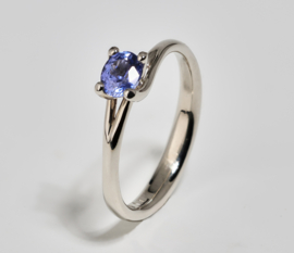 Witgouden ring met ovale saffier