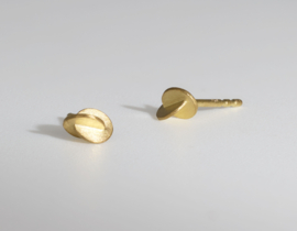 Manu Schmuck golden sculptural earrings