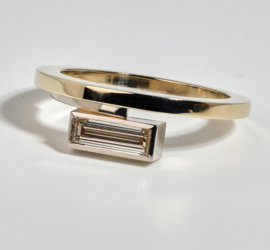 Ring met baguette aan de zijkant