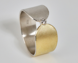 Manu Schmuck met gouden accent en diamant