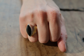 Manu Schmuck ring met onyx