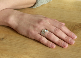 Manu Schmuck ring met Swiss blue topaas (licht blauw)