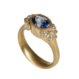 Gouden saffier ring met kleine diamantjes