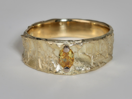 Ring aus Baumrinde mit ovales Diamant