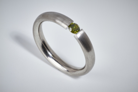 Platina spanring met groene diamant