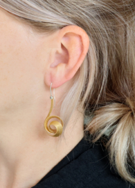 Deco Echo vergulde krul oorbellen (middel)