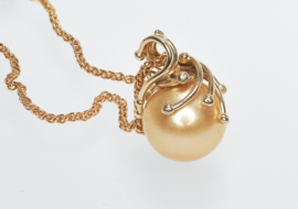Medusa pendant with gold color pearl