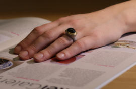 Cleopatra ring met valkenoog  steen