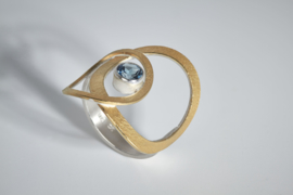 Manu Schmuck Ring mit  Kreise und blue Topaz 