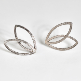 Witgouden open navette oorknopjes