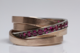 Goldline ring with rubies