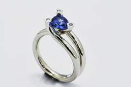 Witgouden solitaire  ring met  blauwe saffier