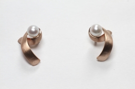 Vincent van Hees, Otta  redgolden studs with pearl