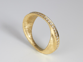 Goldline "flap" ring met diamanten