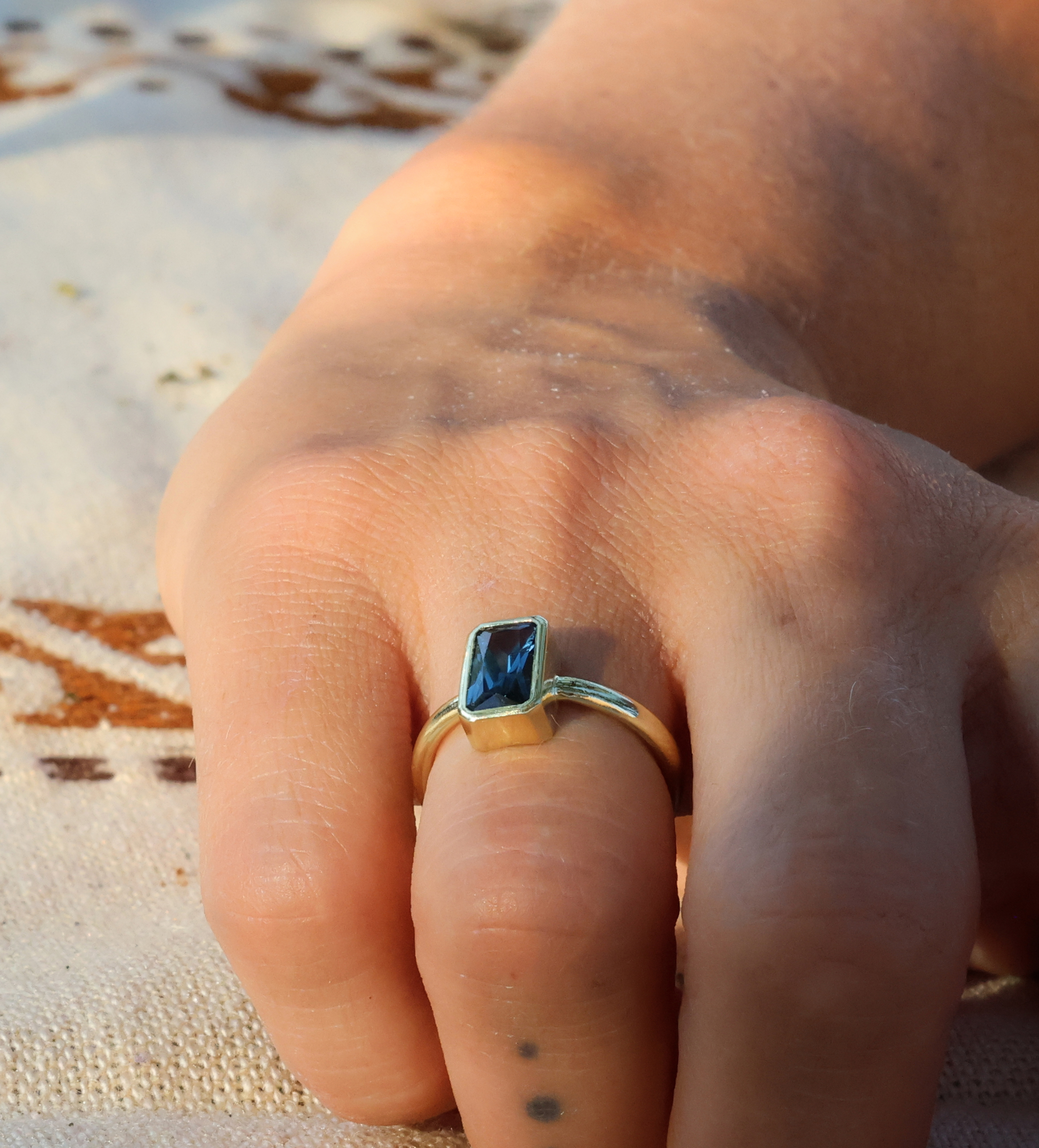 Gouden ring met blauwe spinel