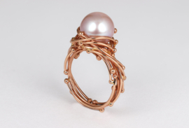 Medusa roodgouwen ring met roze parel