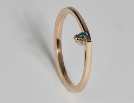 Hoek ring met blauwe diamant