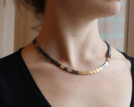 Deco Echo kussen vorm kiezel ketting (bruin/goud kleur)