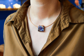 Opaal hanger met roodgouden druppels