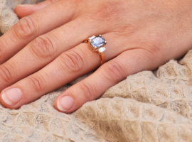 Roségouden ring met saffier en baguette diamanten
