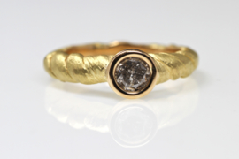 Gouden ring met galaxy diamant