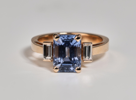 Roségouden ring met saffier en baguette diamanten