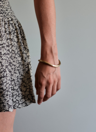 Bangle van mat geelgoud "the swing"