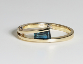 Gouden ring met tape blauwe saffier