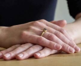 Saffier ring met diamanten