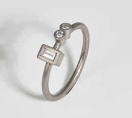 Witgouden ring met baguette diamant en 2 briljanten