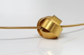 Gouden bol hanger van Manu Schmuck