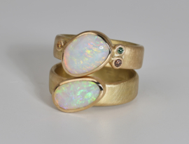 Gouden opaal ring met 3 diamanten