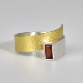 Manu schmuck ring with baquette garnet