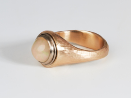 Cleopatra ring met opaal en rosé  goud